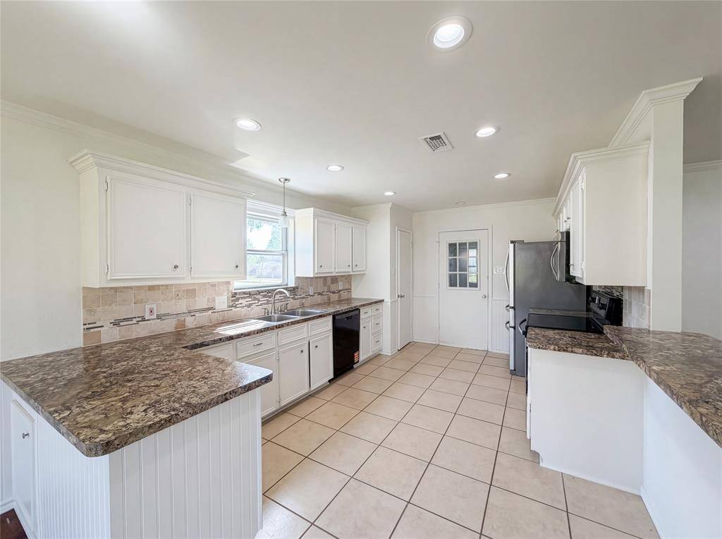 1000 Dorsey Street, Burleson, TX 76028