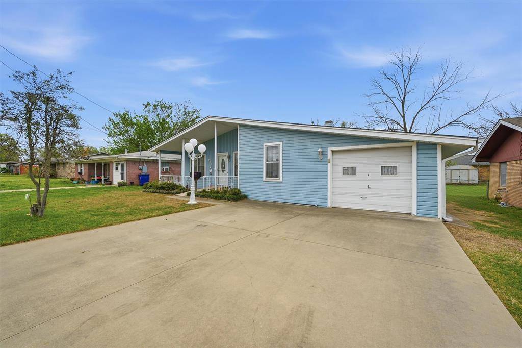 704 Abney Street, Whitesboro, TX 76273