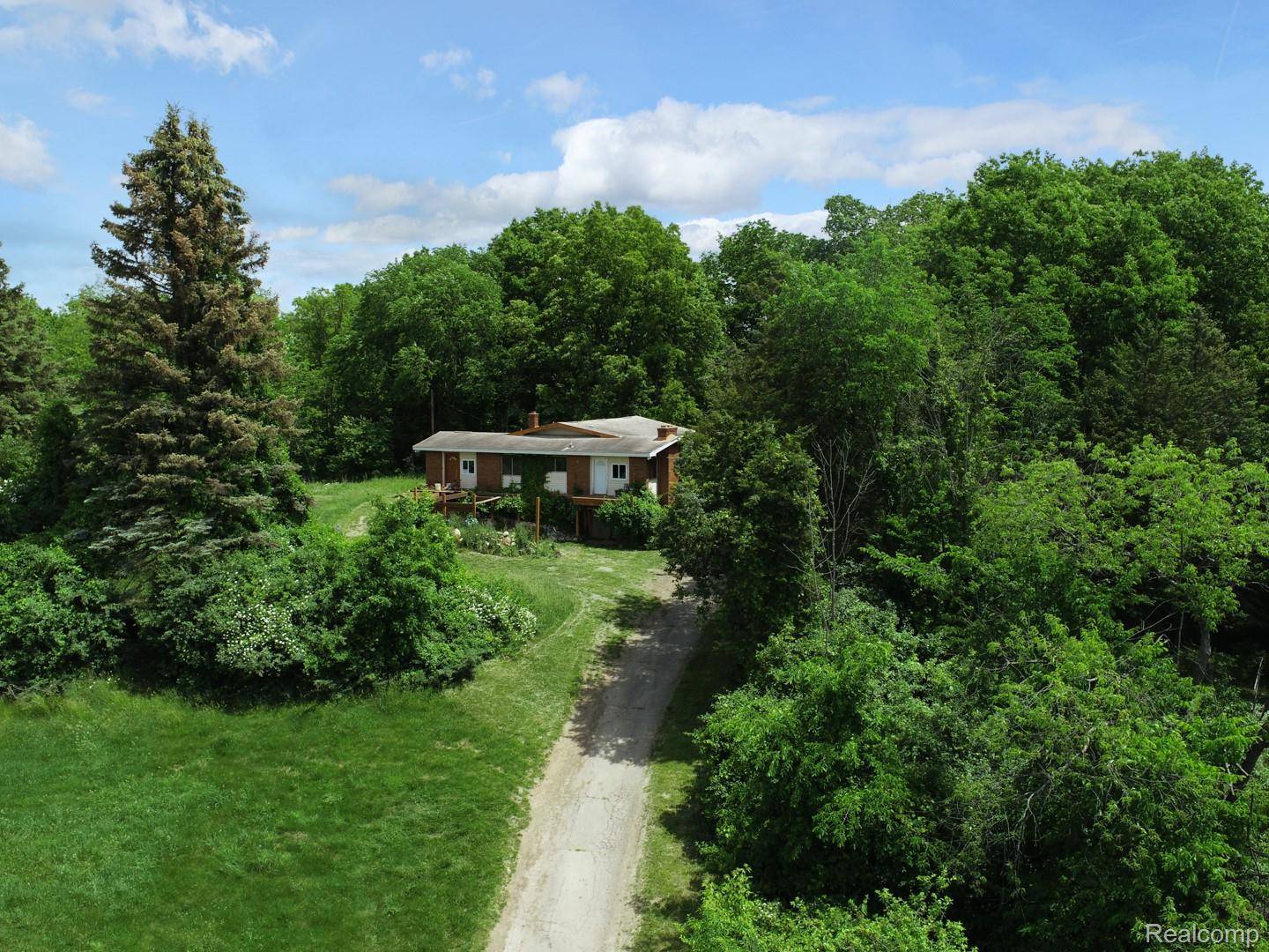 1050 Teggerdine RD, White Lake Charter Township, MI 48386