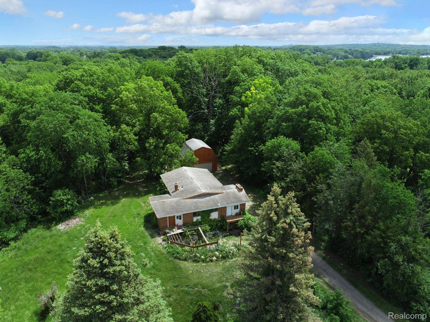 1050 Teggerdine RD, White Lake Charter Township, MI 48386