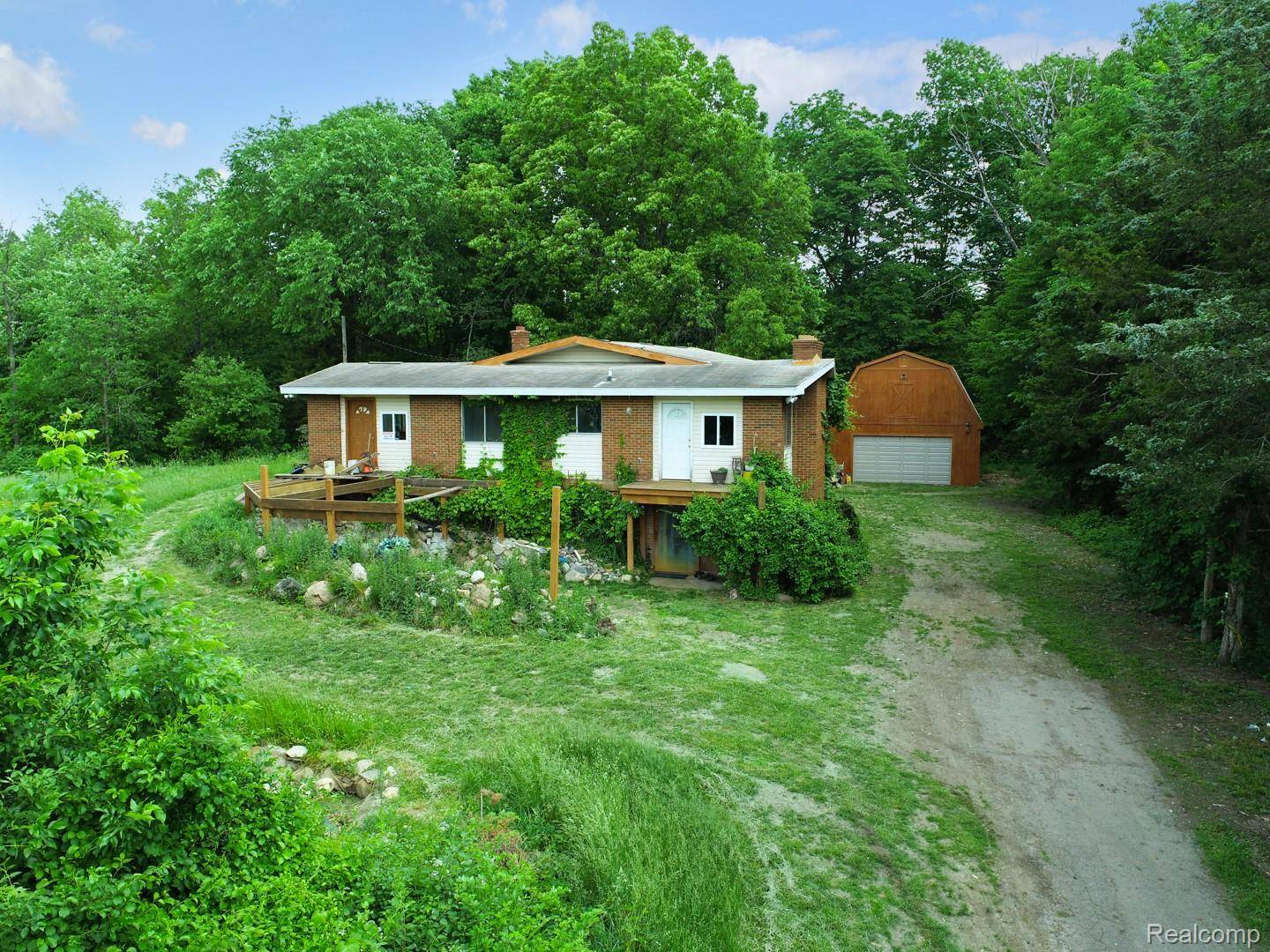 1050 Teggerdine RD, White Lake Charter Township, MI 48386