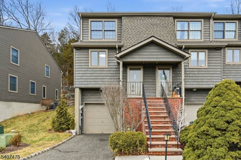 5 Mountain Ridge Rd, Bloomingdale Boro, NJ 07403