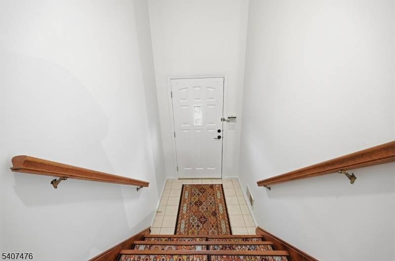 5 Mountain Ridge Rd, Bloomingdale Boro, NJ 07403