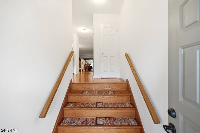 5 Mountain Ridge Rd, Bloomingdale Boro, NJ 07403