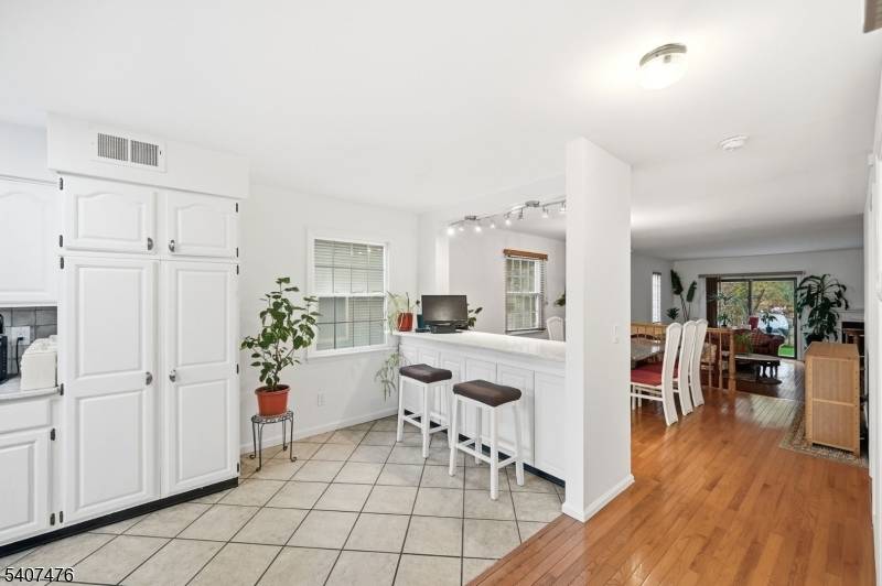 5 Mountain Ridge Rd, Bloomingdale Boro, NJ 07403