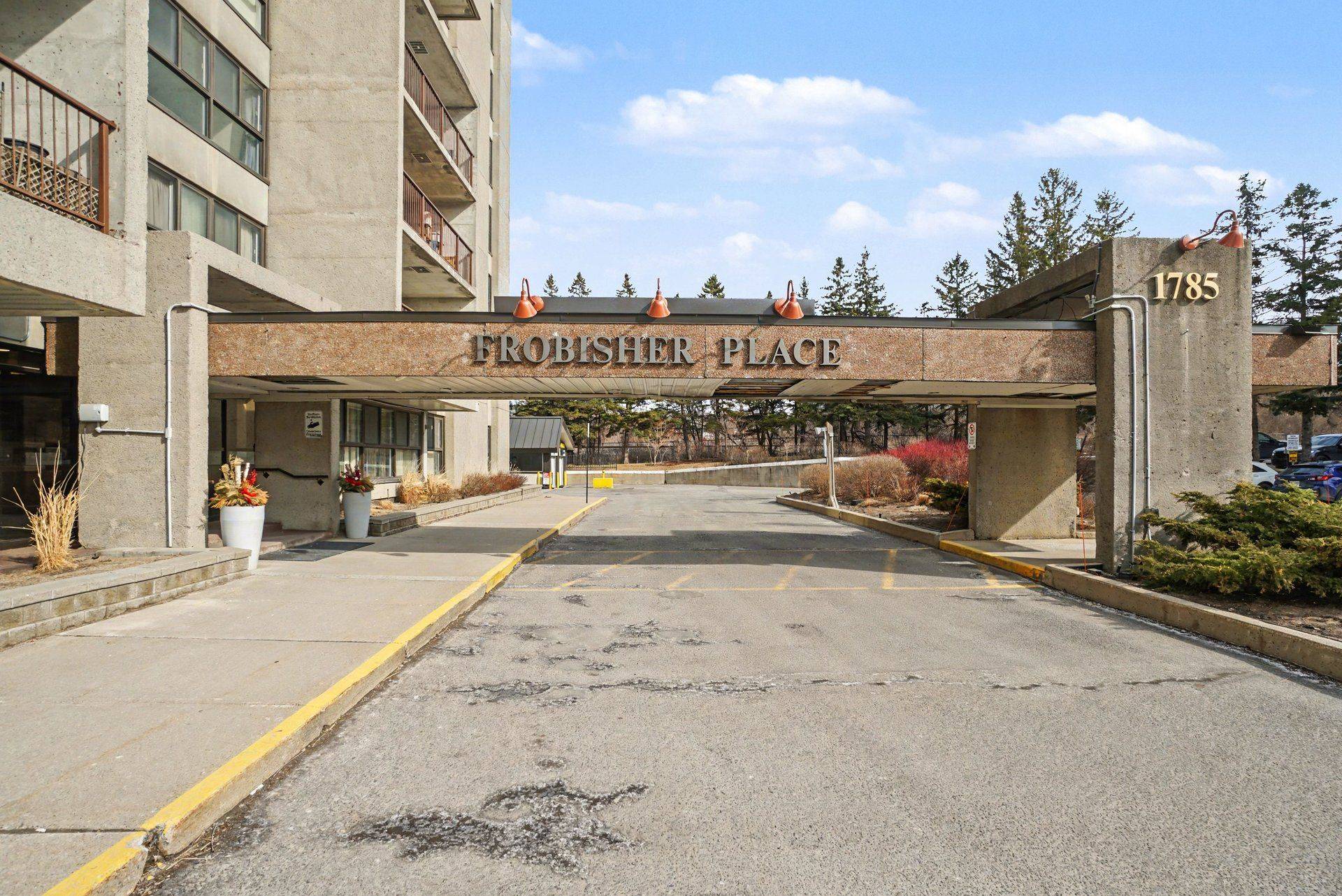 1785 Frobisher LN #404, Alta Vista And Area, ON K1G 3T7