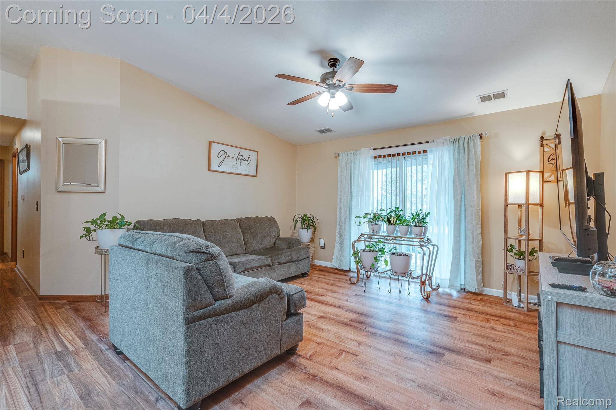 1584 Shoemaker DR, Westland, MI 48185