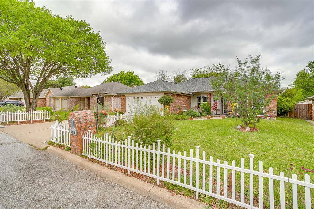 809 Castleview Drive, Arlington, TX 76001