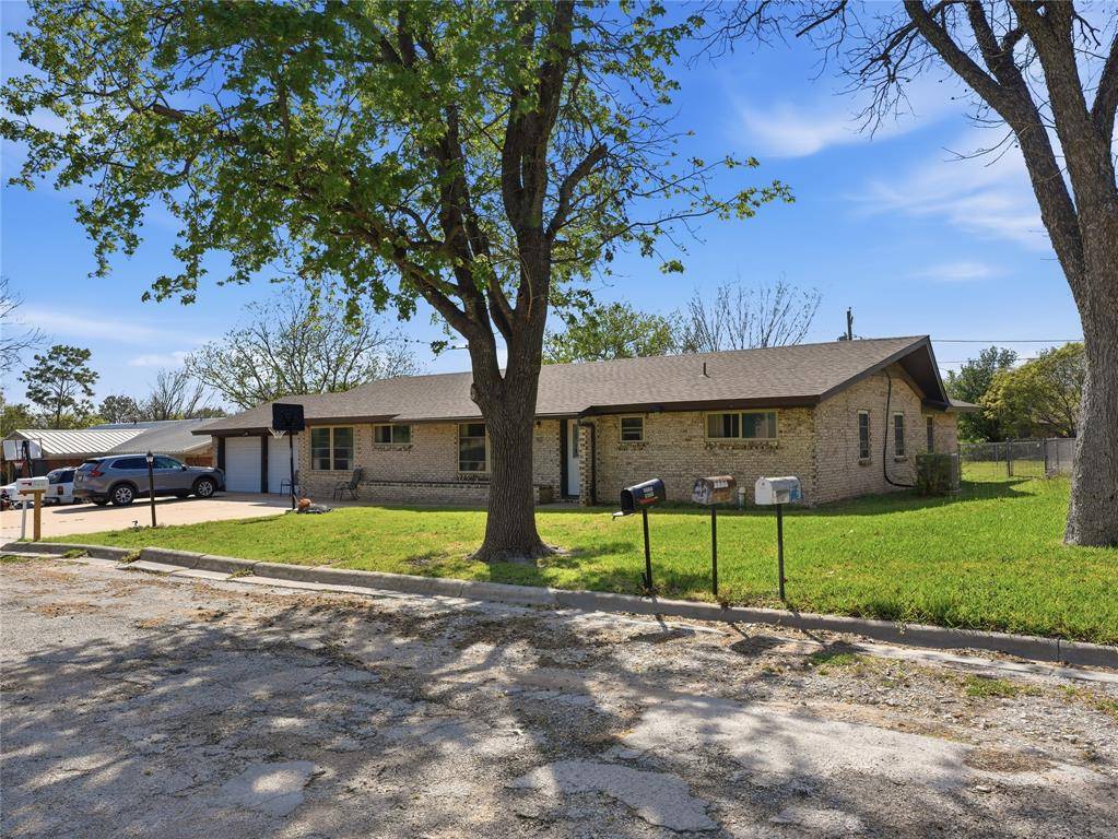 1224 N Holland Street, De Leon, TX 76444
