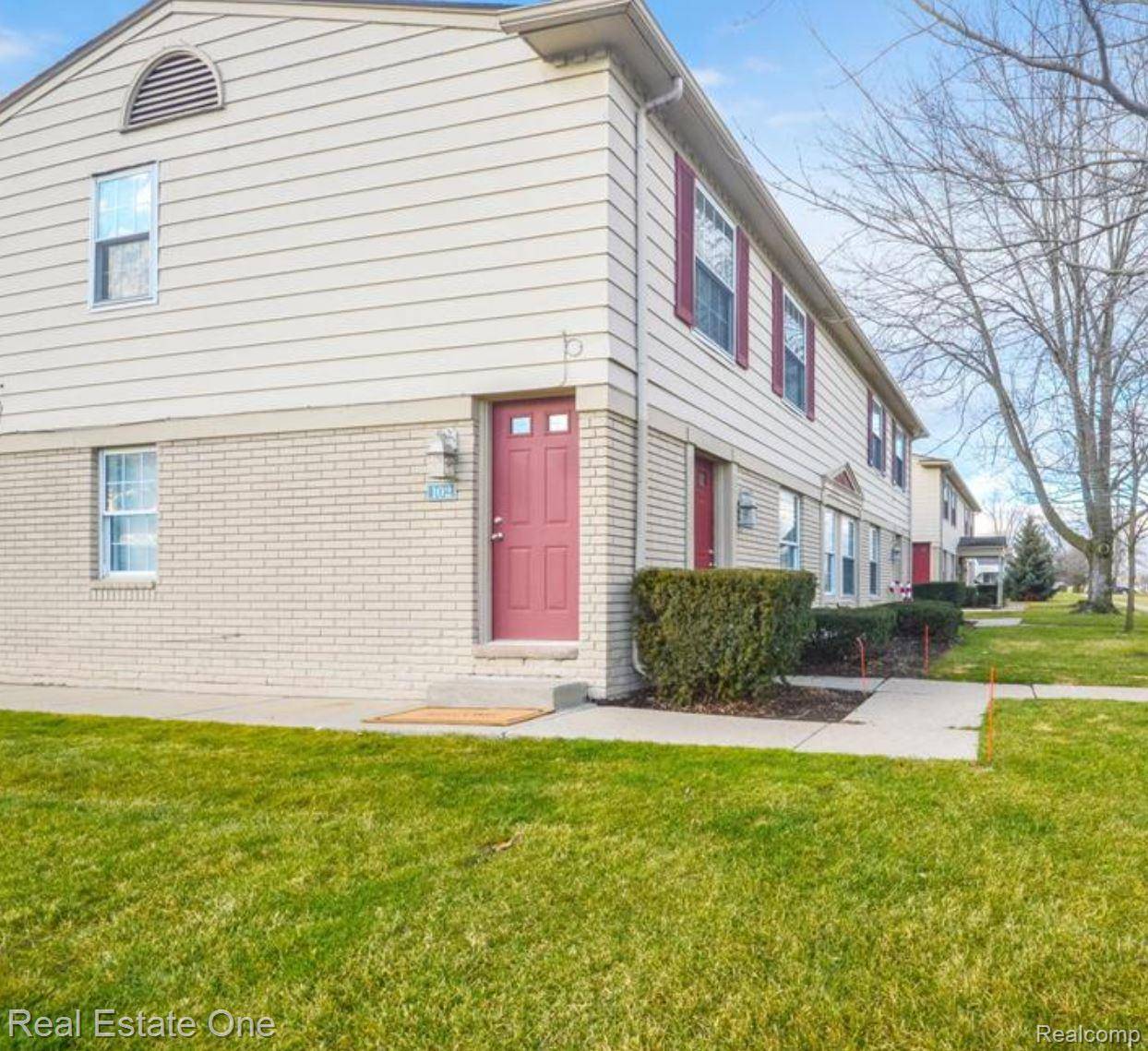 102 Princeton DR, South Lyon, MI 48178