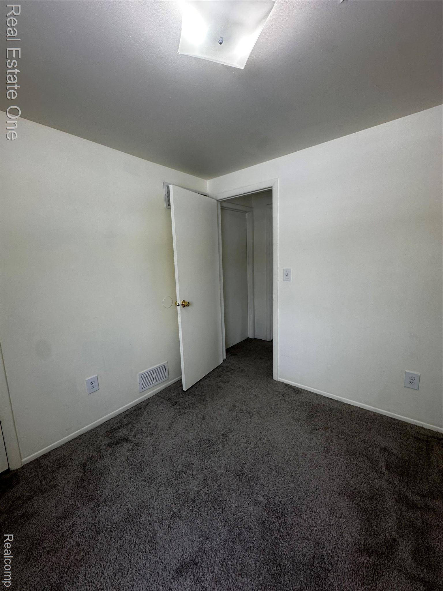 102 Princeton DR, South Lyon, MI 48178