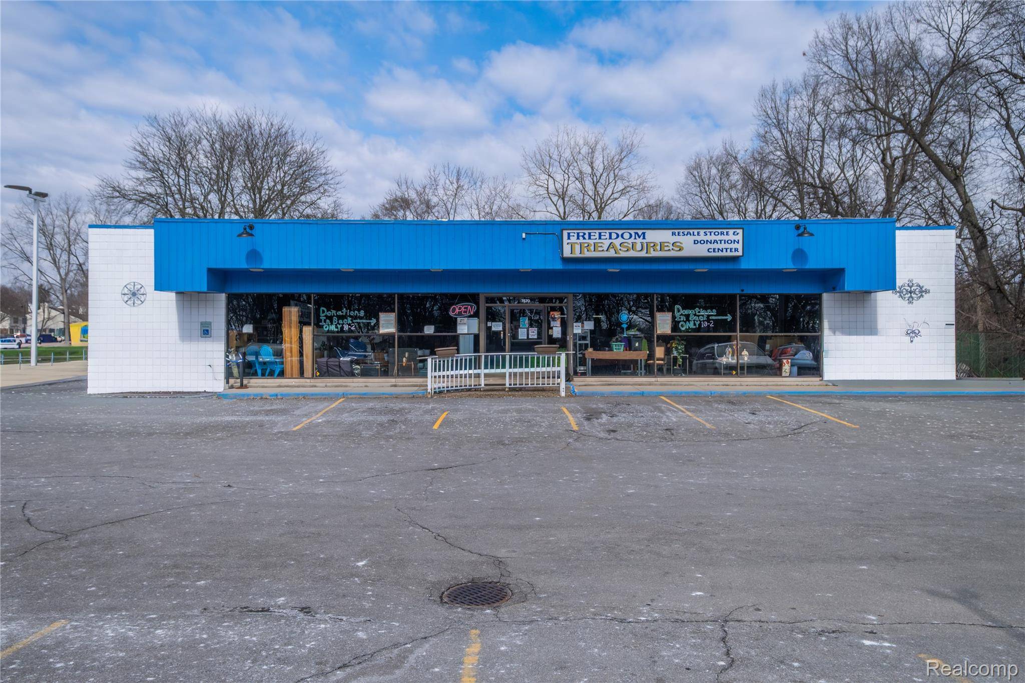 7570 Cooley Lake RD, Waterford Charter Township, MI 48327