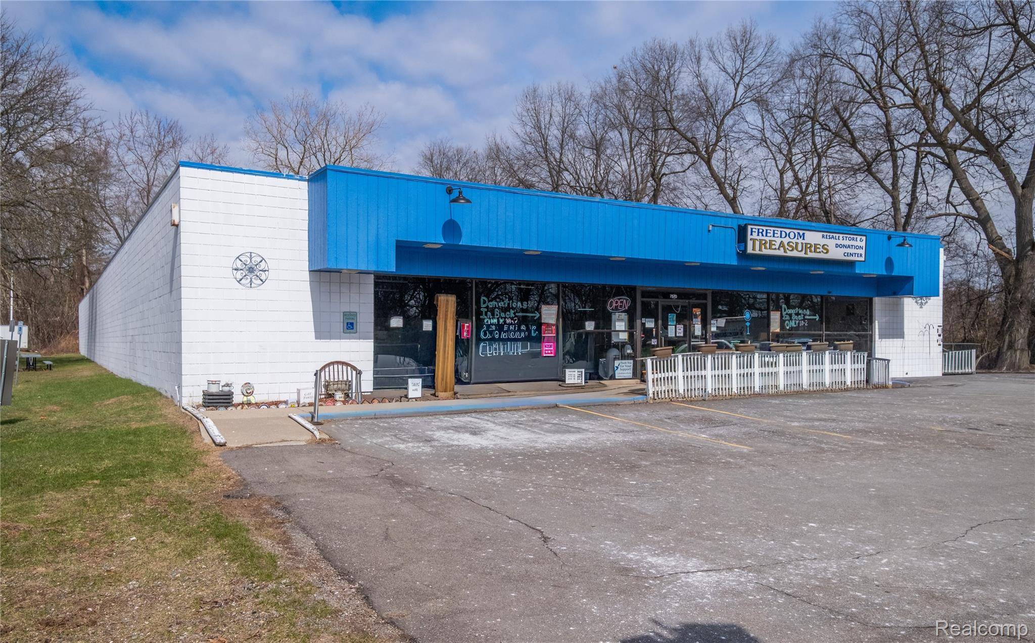 7570 Cooley Lake RD, Waterford Charter Township, MI 48327