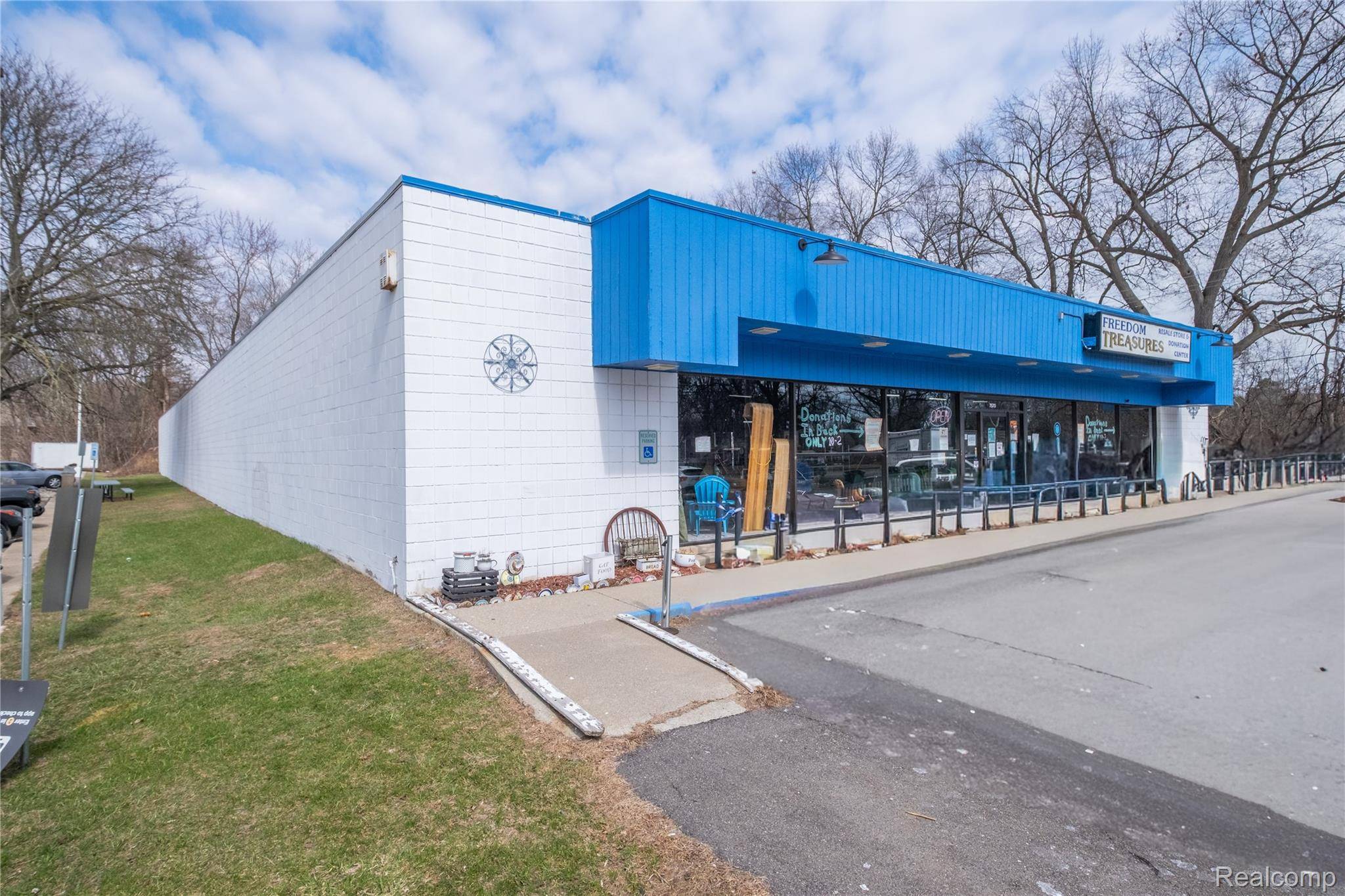 7570 Cooley Lake RD, Waterford Charter Township, MI 48327