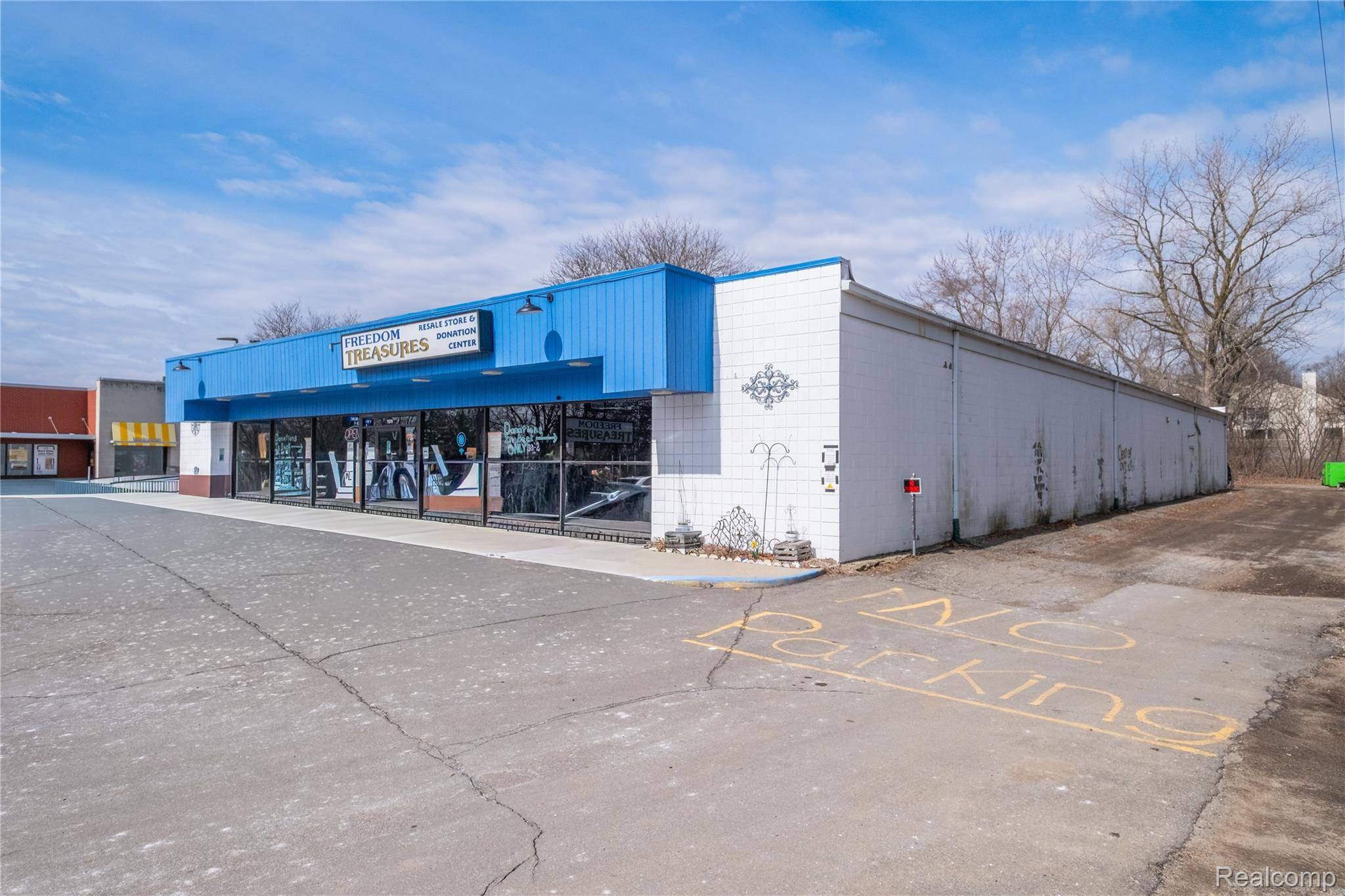 7570 Cooley Lake RD, Waterford Charter Township, MI 48327