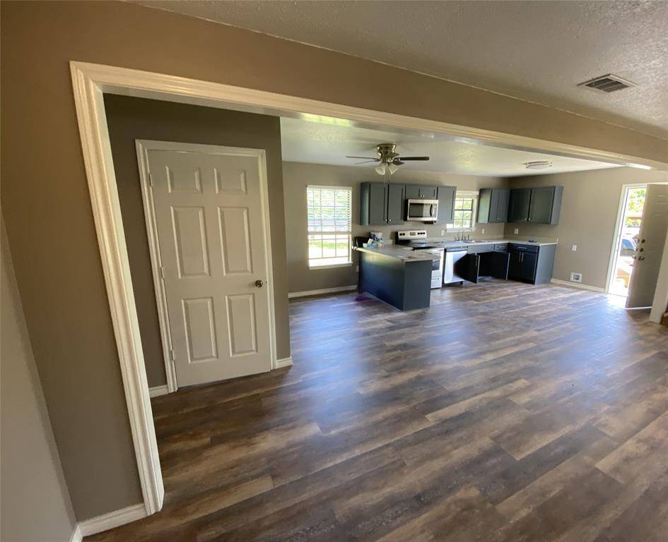1502 Daffan Avenue, Ennis, TX 75119