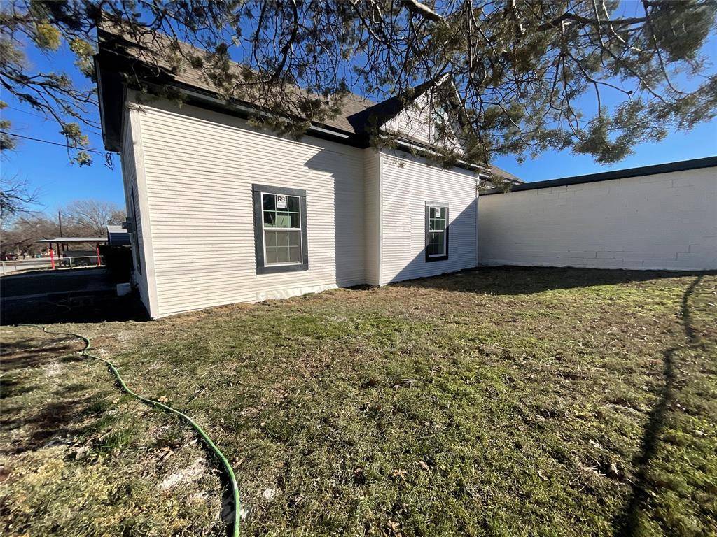 207 College Street, Chico, TX 76431