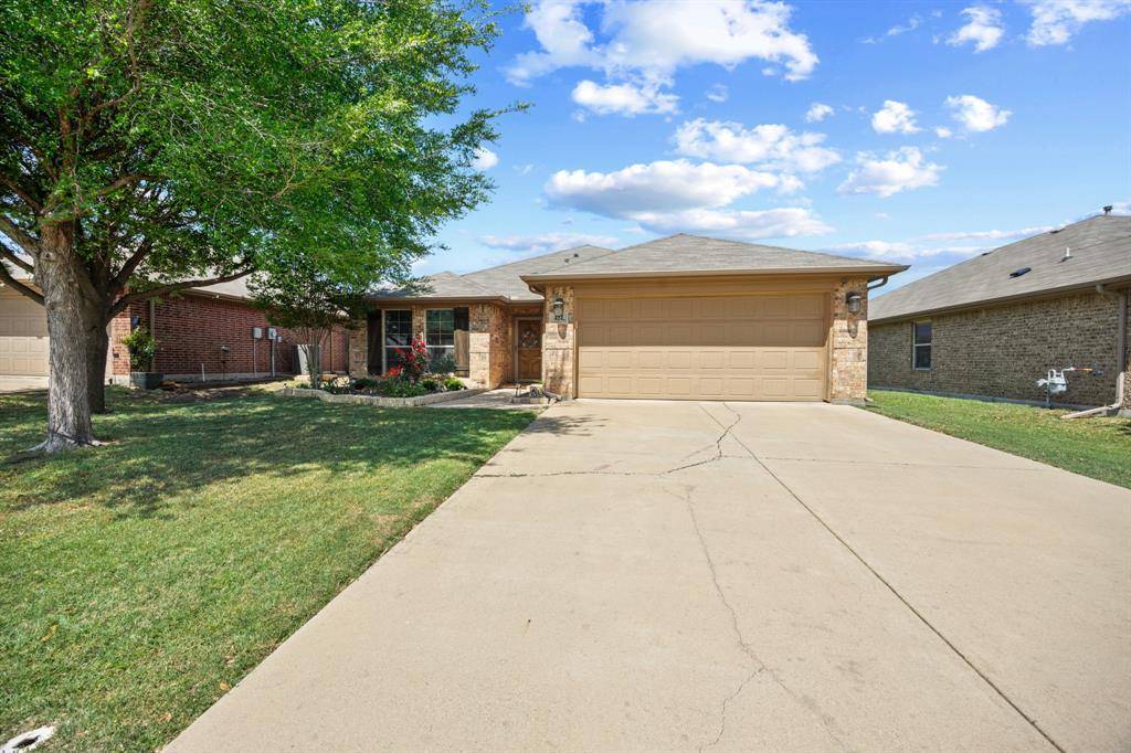 424 Brookhollow Lane, Saginaw, TX 76131