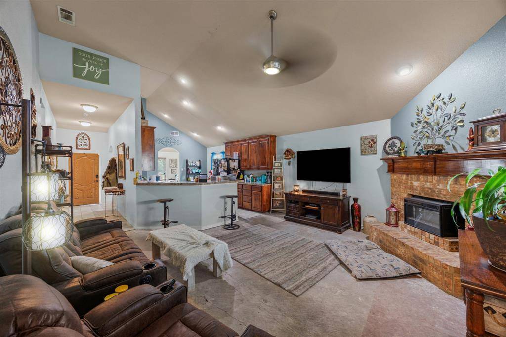 424 Brookhollow Lane, Saginaw, TX 76131