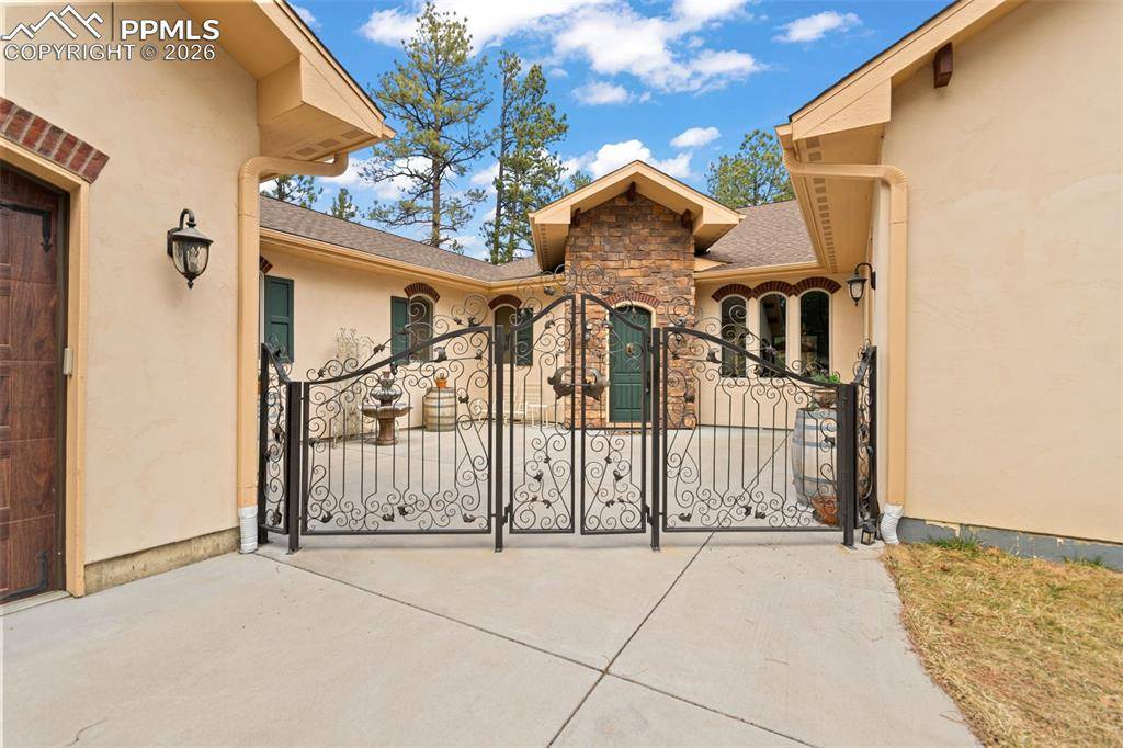 1429 Gore CIR, Larkspur, CO 80118
