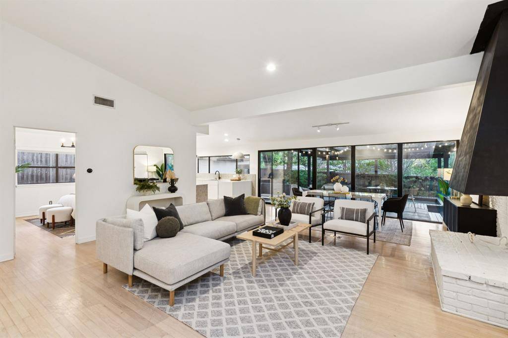 2849 Claudette Avenue, Dallas, TX 75211