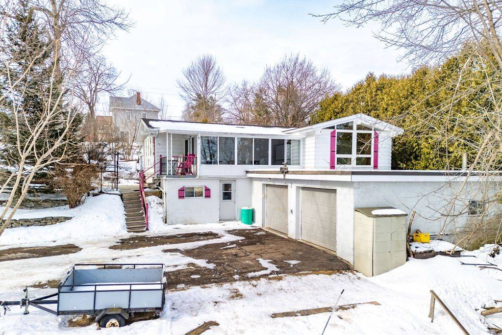 2 Cowley ST, Whitewater Region, ON K0J 1K0