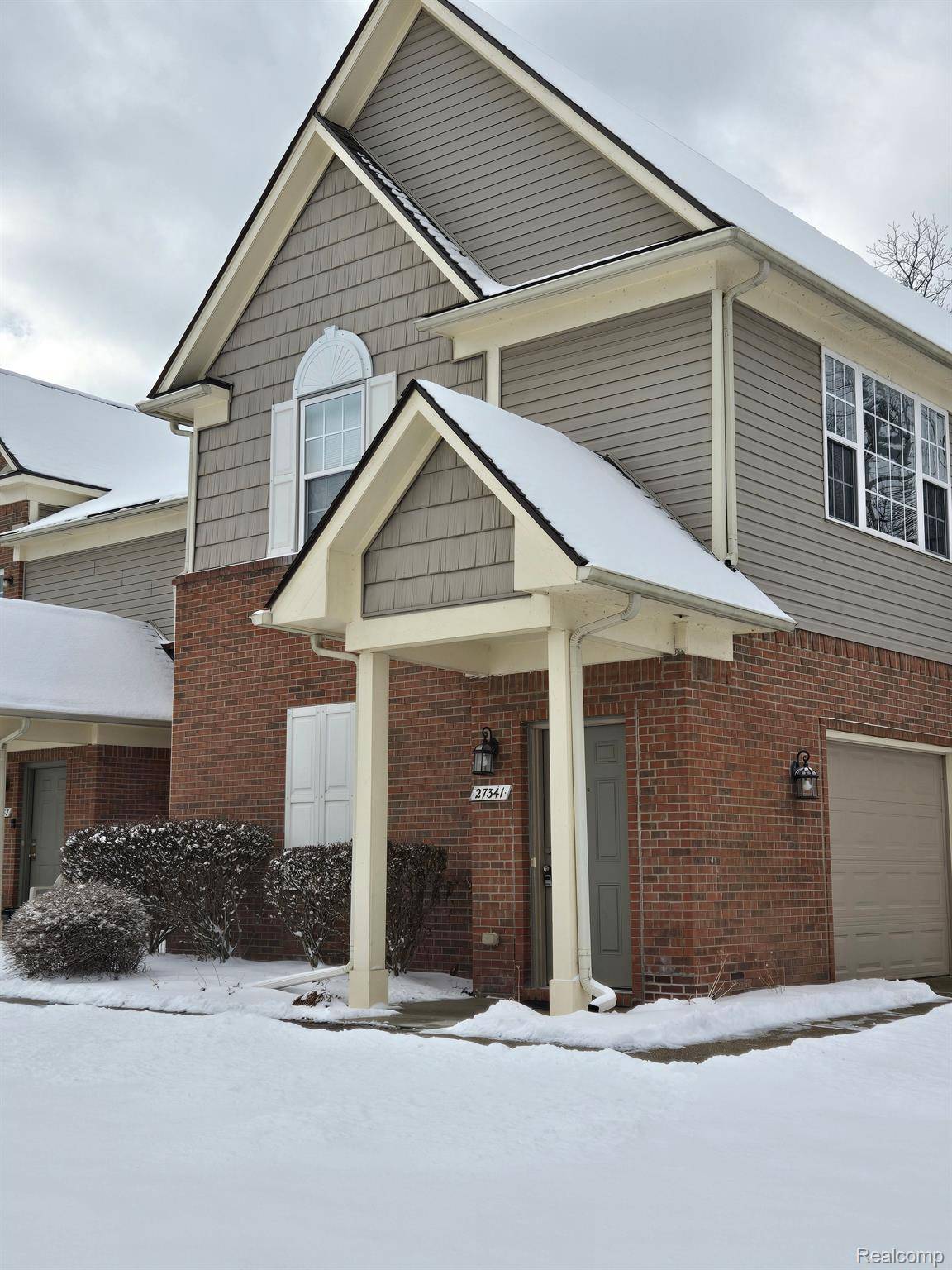 27341 HIDDEN OAKS DR, Brownstown Twp, MI 48183