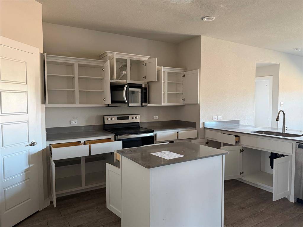 820 Lakeview Drive, Alvarado, TX 76009