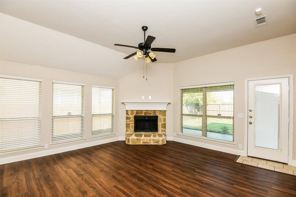 826 Graham Drive, Burleson, TX 76028