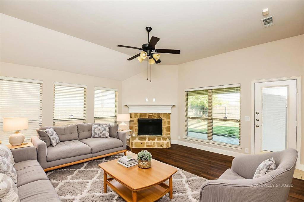 826 Graham Drive, Burleson, TX 76028