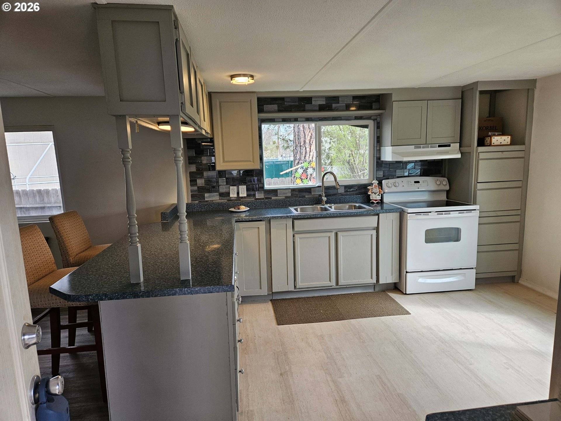 380 W GREGORY RD #1, Central Point, OR 97502