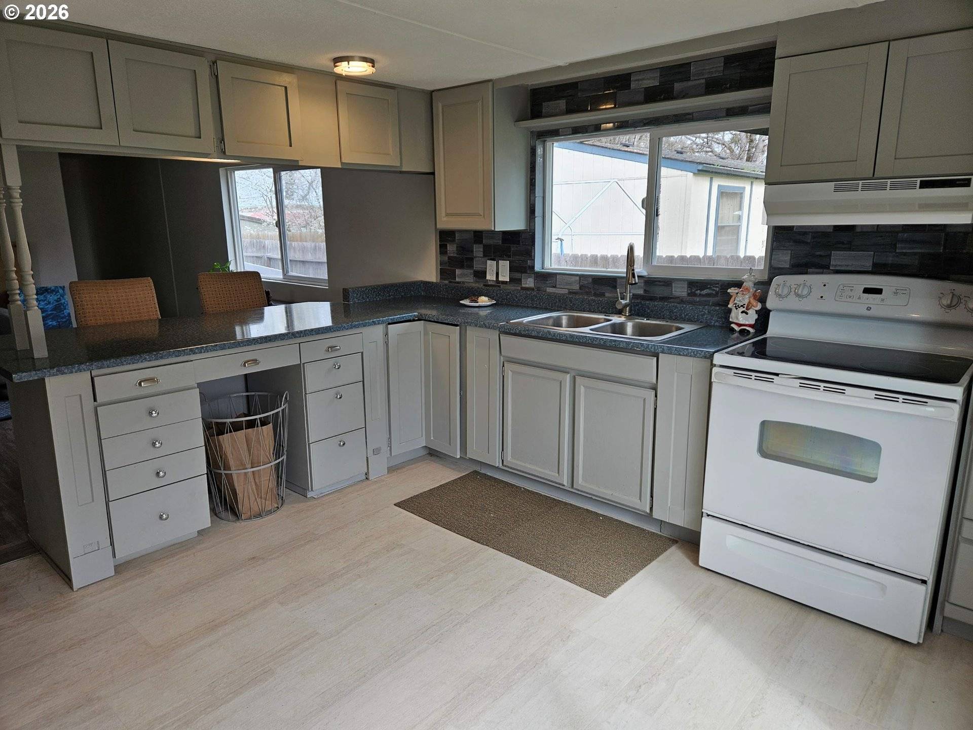 380 W GREGORY RD #1, Central Point, OR 97502