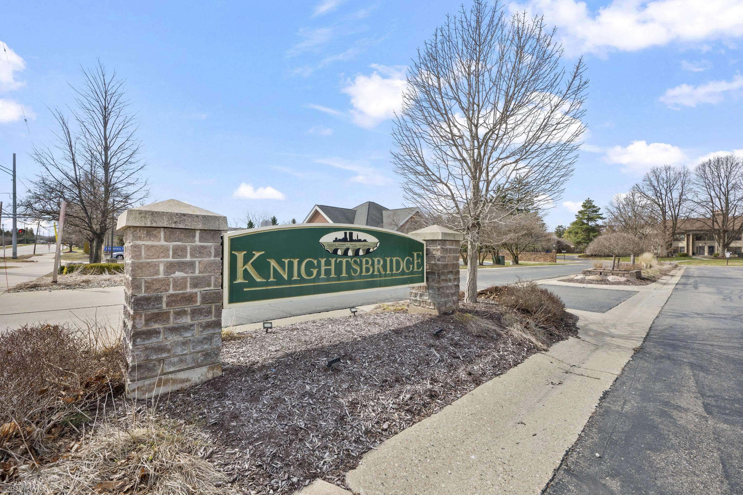 4376 Knightsbridge LN, West Bloomfield Twp, MI 48323