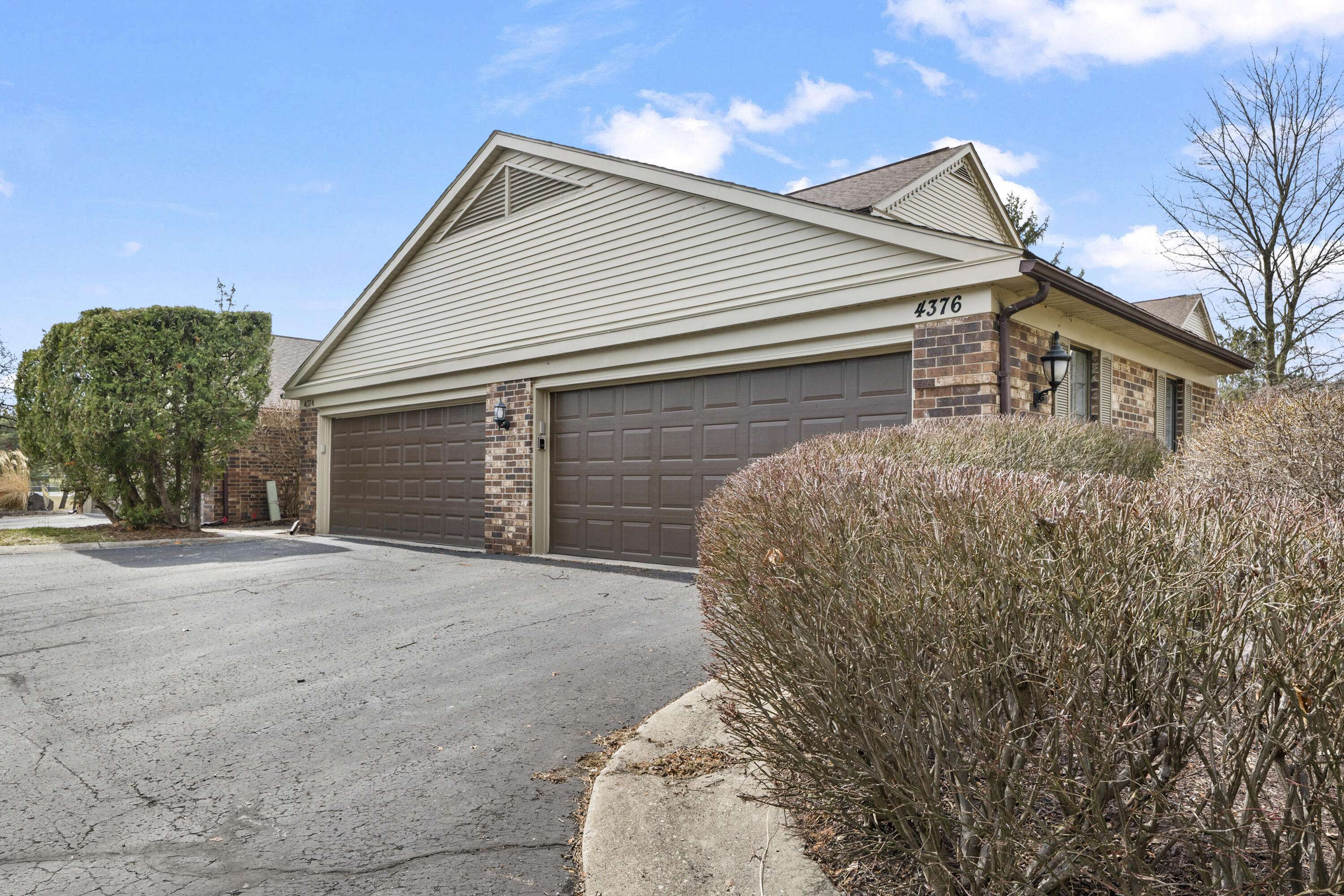 4376 Knightsbridge LN, West Bloomfield Twp, MI 48323