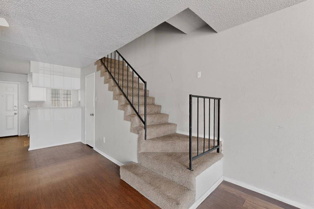 9467 Olde Towne Row, Dallas, TX 75227