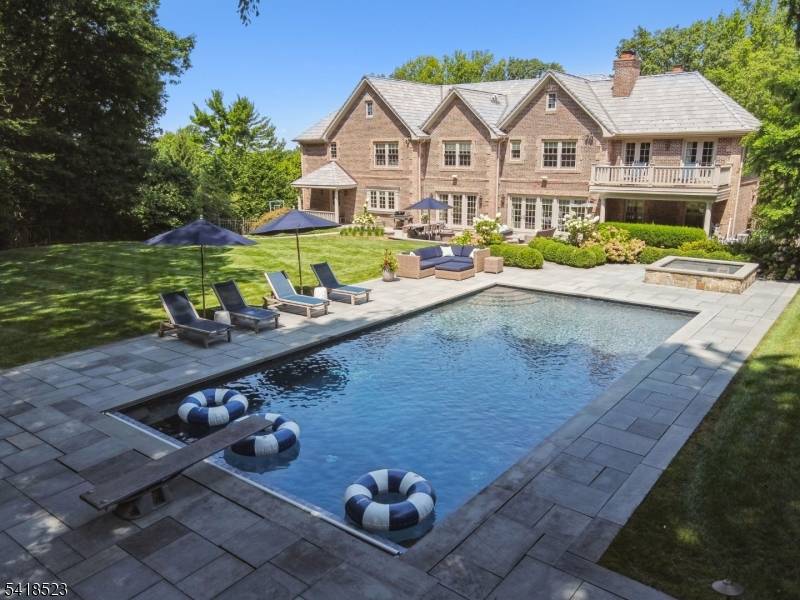 30 Robert Dr, Millburn Twp., NJ 07078