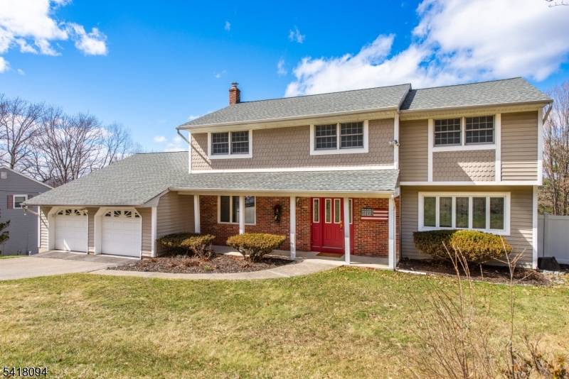 9 Mcatee Ln, Wanaque Boro, NJ 07465
