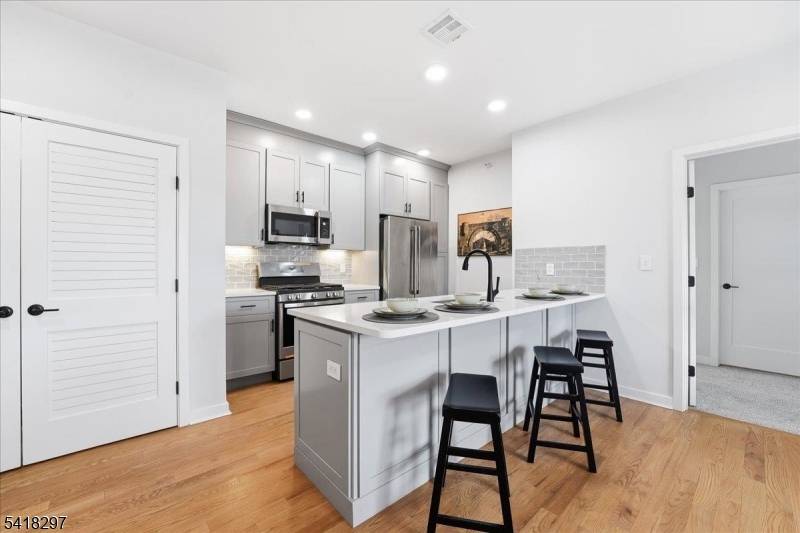 660 Bloomfield Ave #406, Bloomfield Twp., NJ 07003