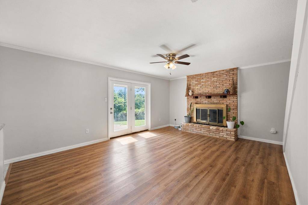 2402 Woodlawn Drive, Ennis, TX 75119