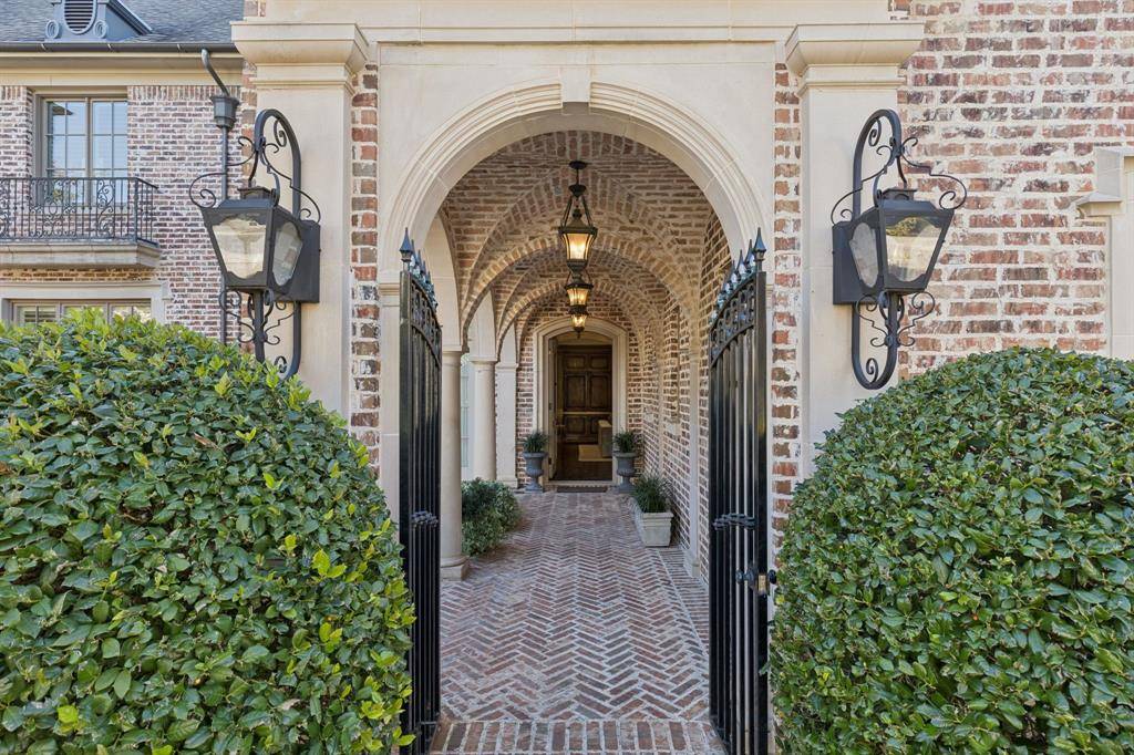 2 Bretton Creek Court, Dallas, TX 75220