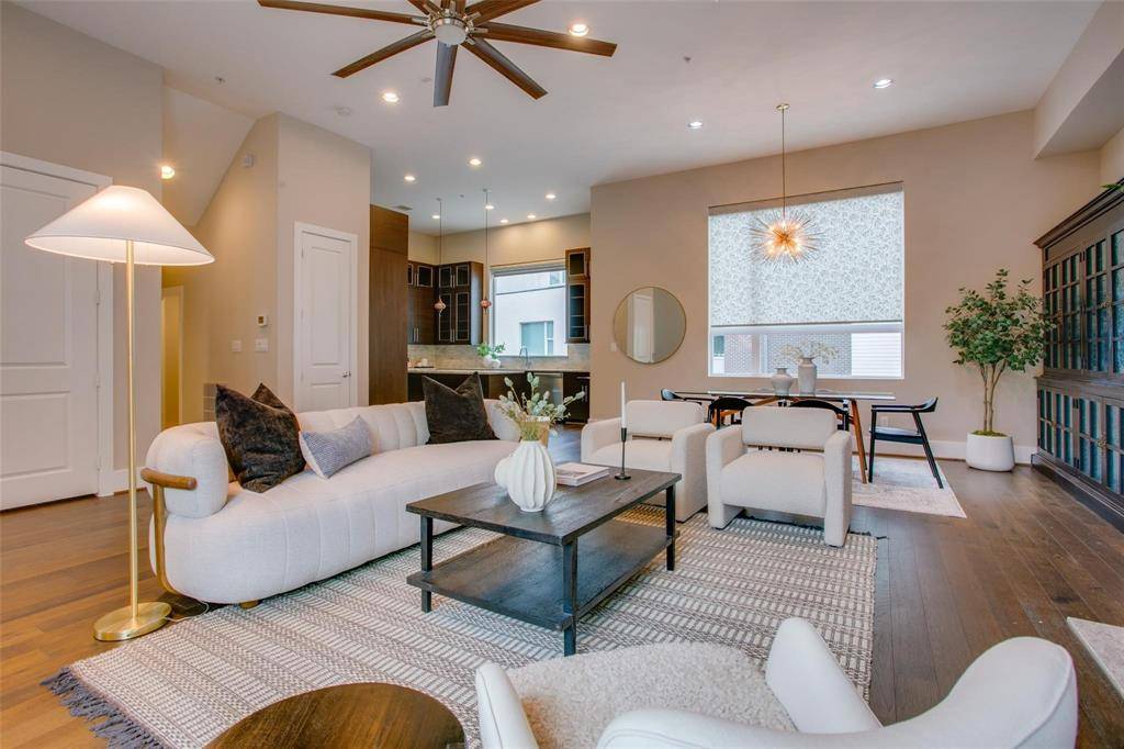 381 E Greenbriar Lane #804, Dallas, TX 75203