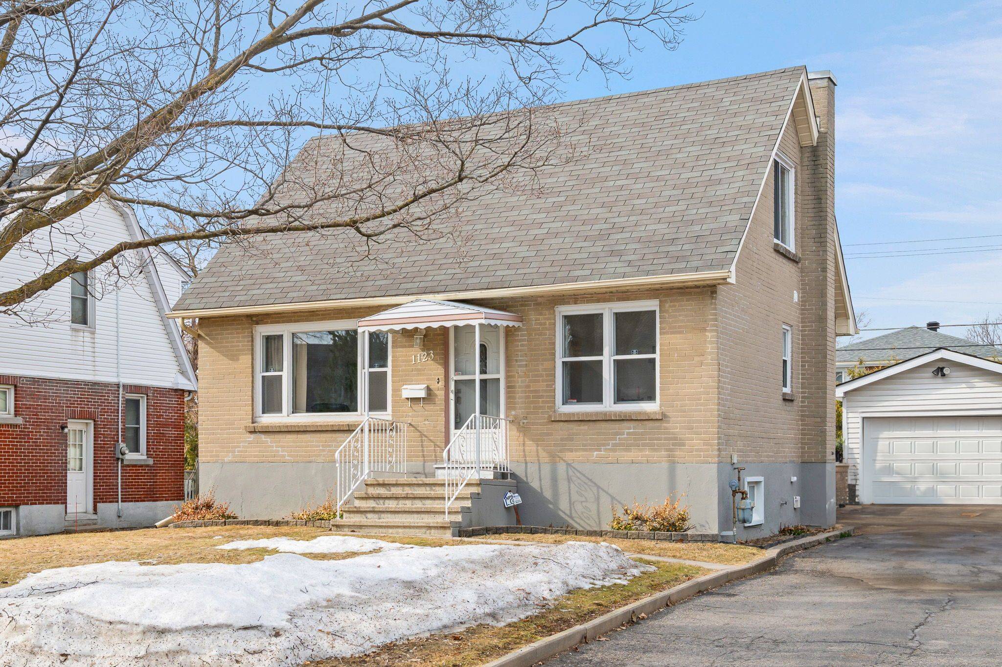 1123 Secord AVE, Billings Bridge - Riverside Park And Area, ON K1H 8C9