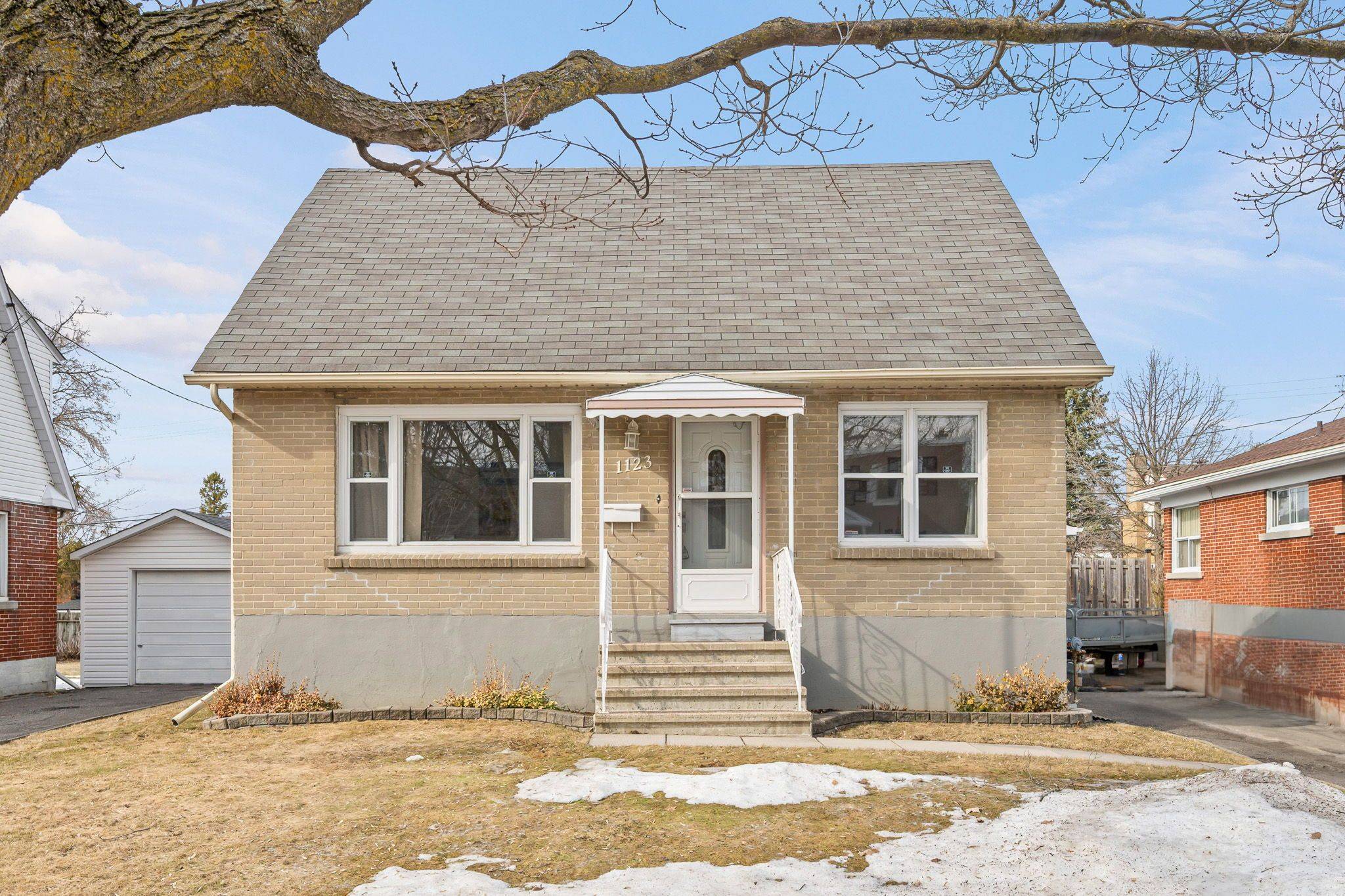 1123 Secord AVE, Billings Bridge - Riverside Park And Area, ON K1H 8C9