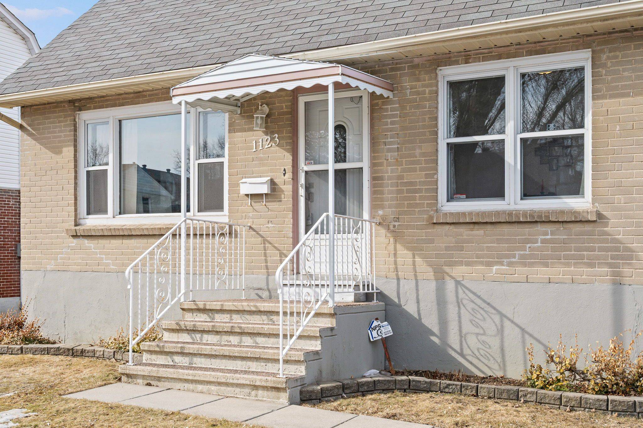 1123 Secord AVE, Billings Bridge - Riverside Park And Area, ON K1H 8C9