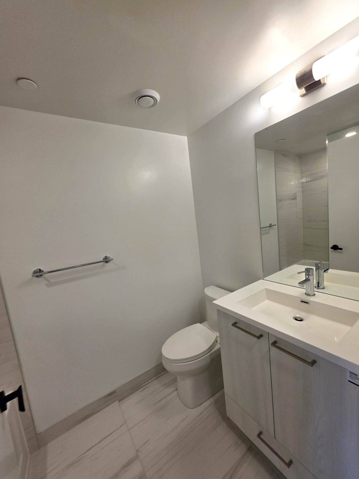 195 Commerce ST #3310, Vaughan, ON L4K 0P9