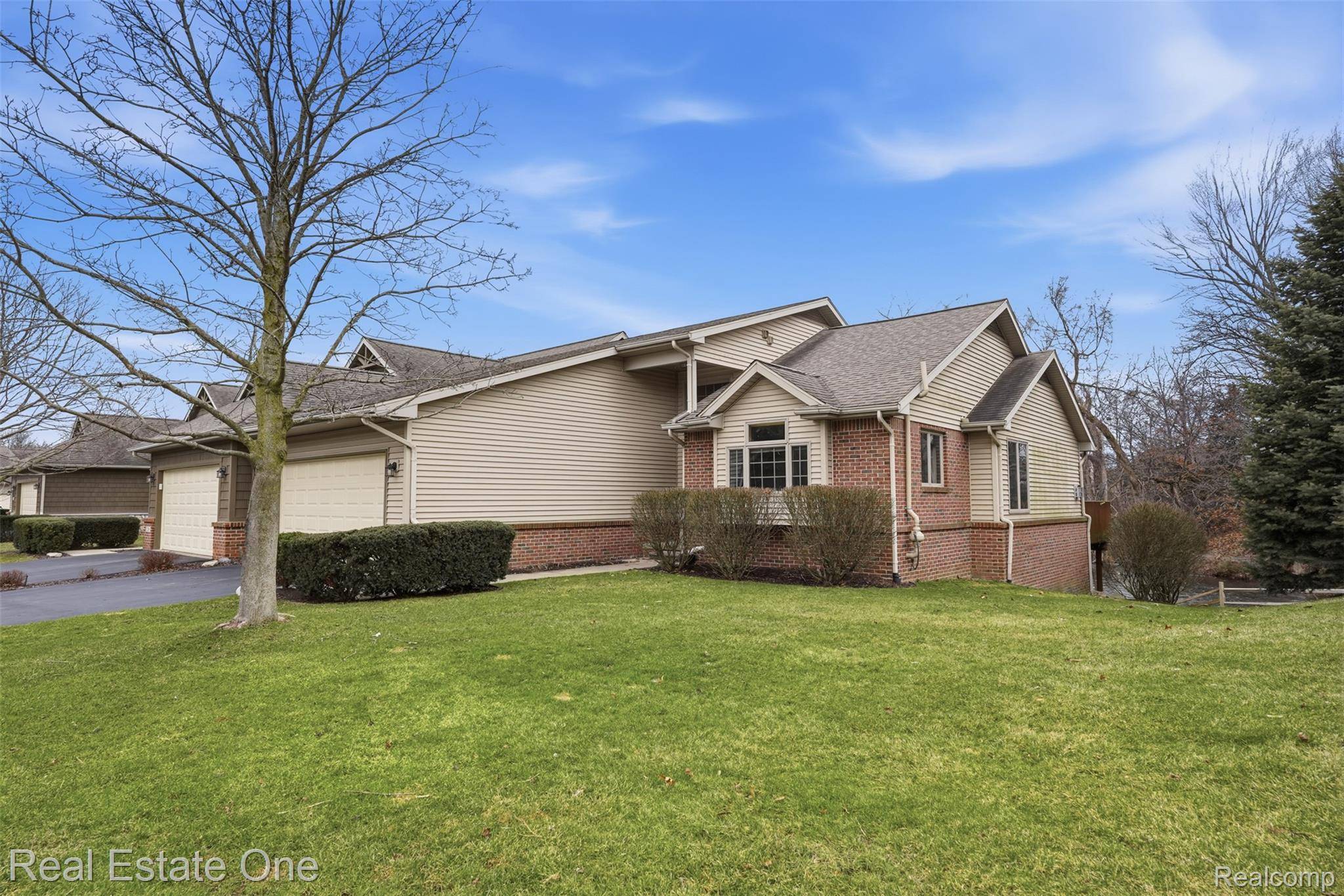 2264 Willow Tree DR, Brighton, MI 48116