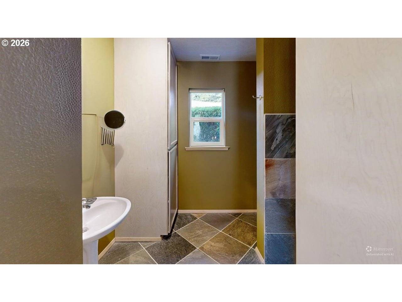 1410 GLENWOOD DR, Brookings, OR 97415