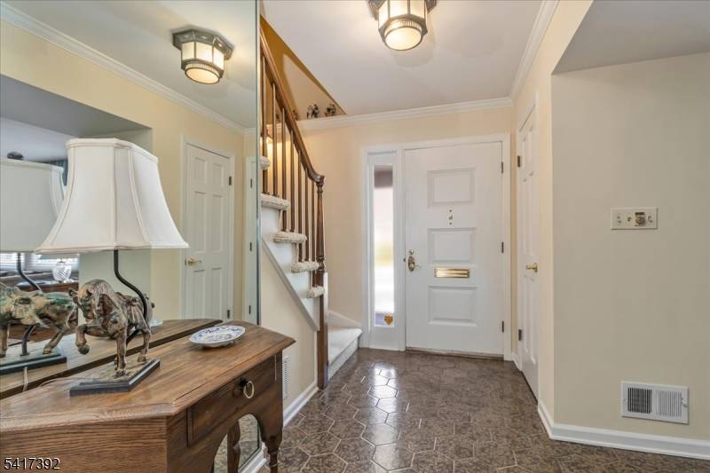 41 Stirling Ct, Metuchen Boro, NJ 08840