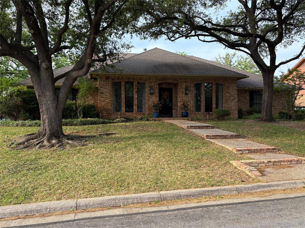 715 Buttermilk Drive, Arlington, TX 76006