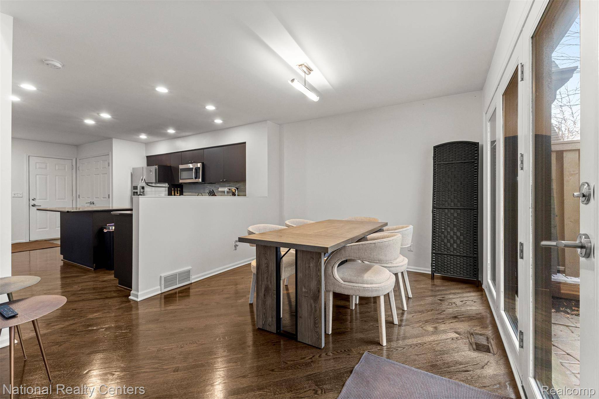 5303 Royal Vale LN, Dearborn, MI 48126